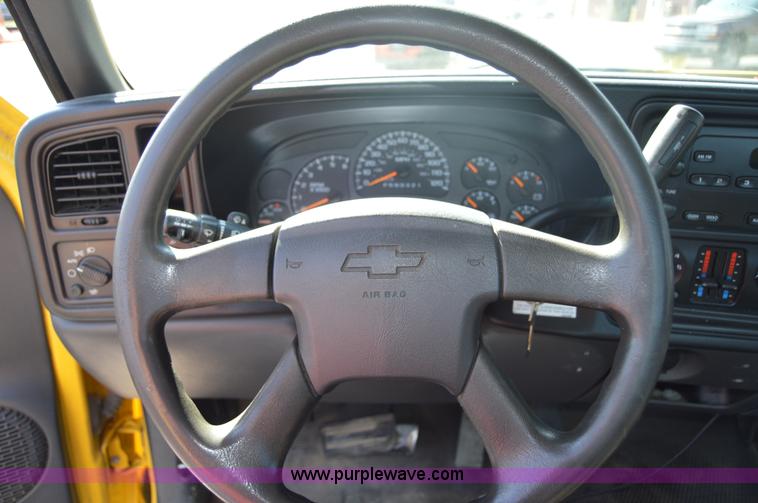 image for item AY9454 2006 Chevrolet Silverado 2500HD utility truck