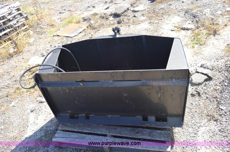 image for item AY9463 B Built Mfg. 1/2 yd. skid steer shuttle box