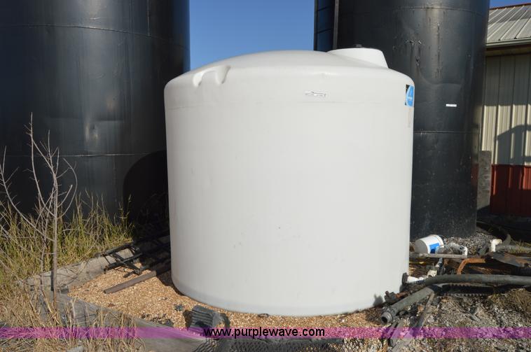 image for item AY9469 2,000 gallon poly tank