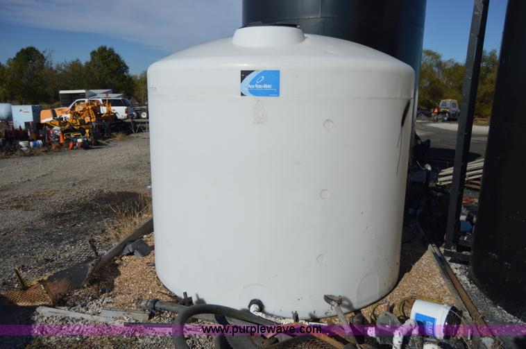 image for item AY9469 2,000 gallon poly tank