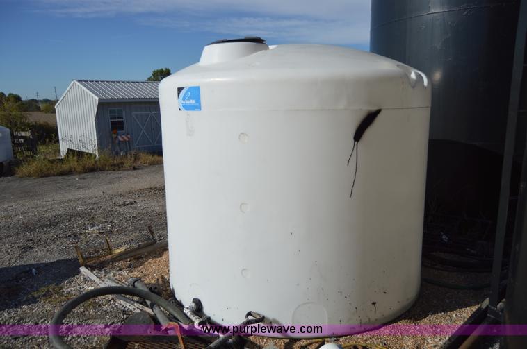 image for item AY9469 2,000 gallon poly tank