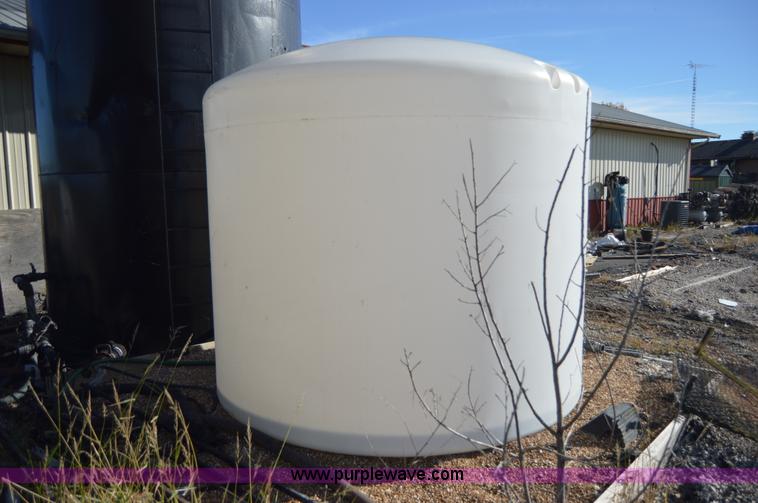 image for item AY9469 2,000 gallon poly tank