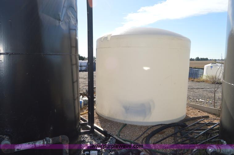 image for item AY9469 2,000 gallon poly tank