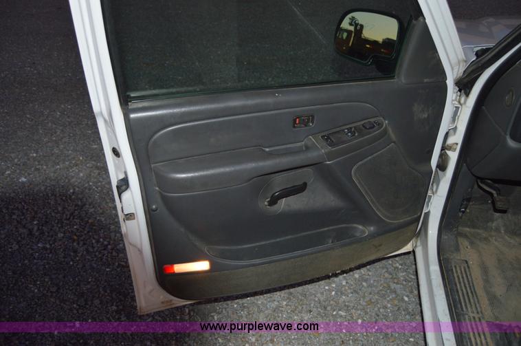 image for item AY9472 2004 Chevrolet Silverado 1500 Ext. Cab pickup truck