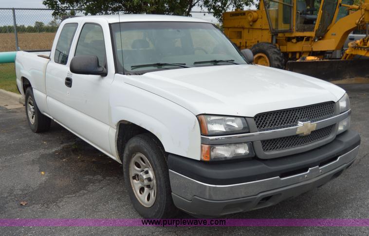 image for item AY9474 2005 Chevrolet Silverado 1500 pickup truck