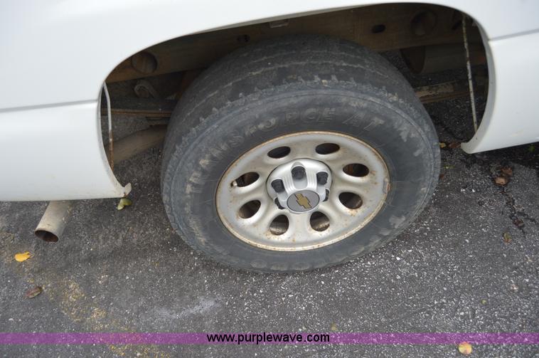 image for item AY9474 2005 Chevrolet Silverado 1500 pickup truck