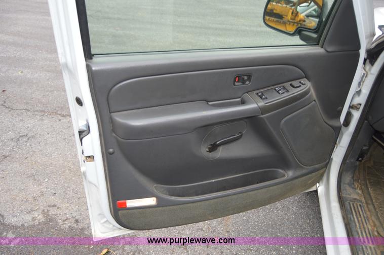 image for item AY9474 2005 Chevrolet Silverado 1500 pickup truck