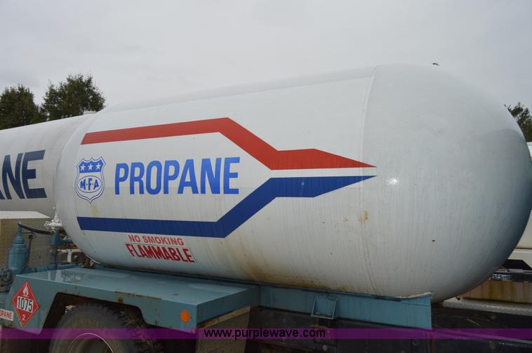 image for item AY9480 1995 International 4900 propane truck