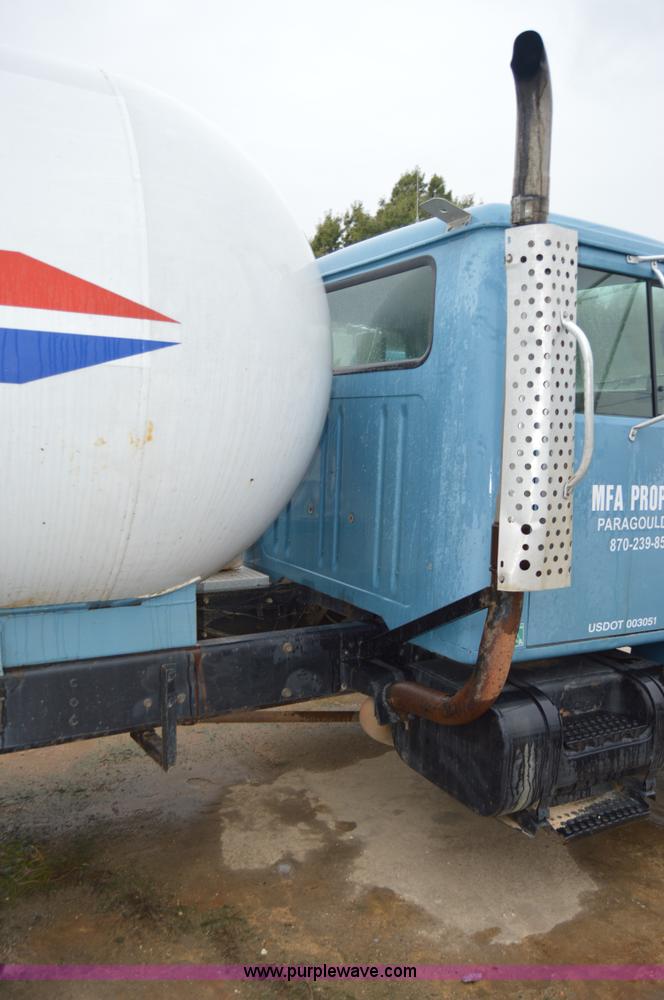 image for item AY9480 1995 International 4900 propane truck