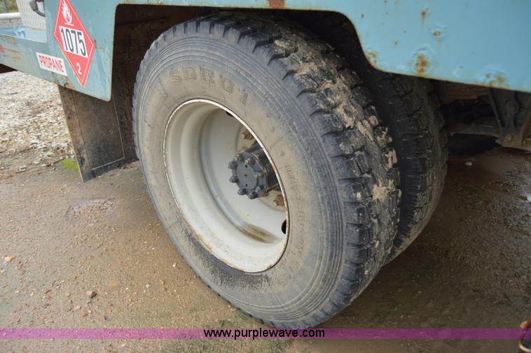 image for item AY9480 1995 International 4900 propane truck