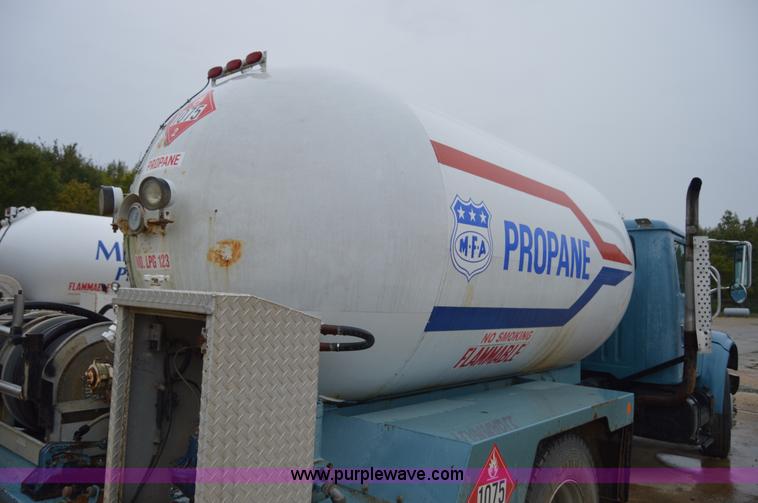 image for item AY9480 1995 International 4900 propane truck