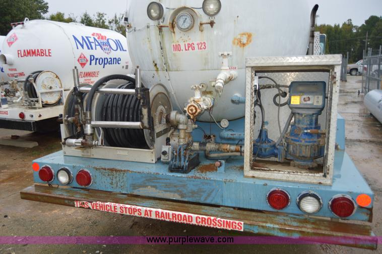 image for item AY9480 1995 International 4900 propane truck