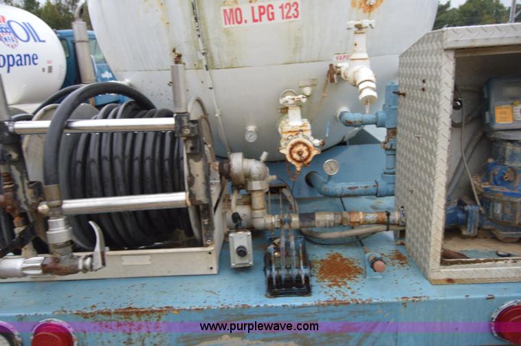 image for item AY9480 1995 International 4900 propane truck