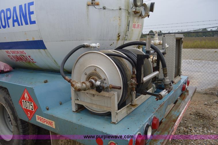 image for item AY9480 1995 International 4900 propane truck