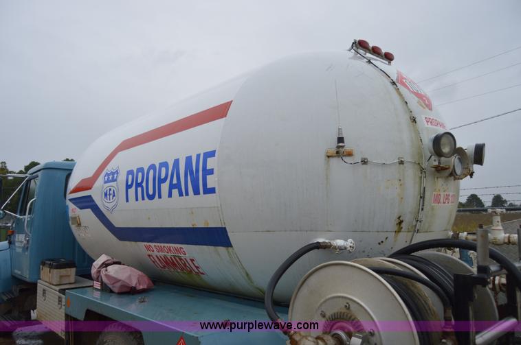 image for item AY9480 1995 International 4900 propane truck