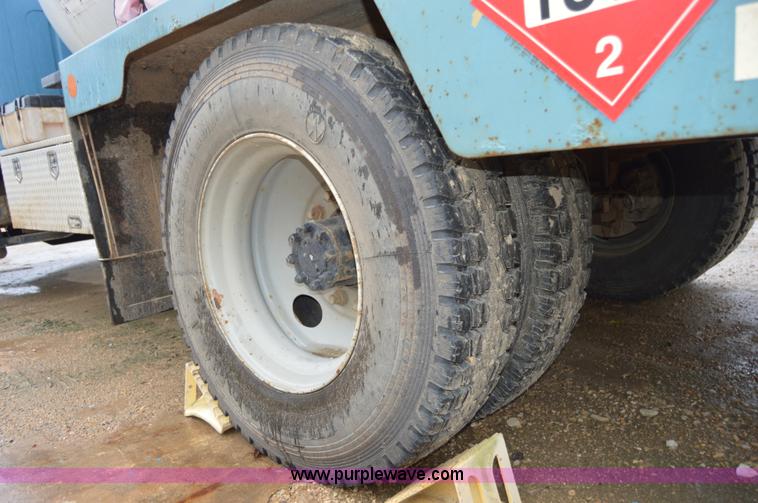 image for item AY9480 1995 International 4900 propane truck