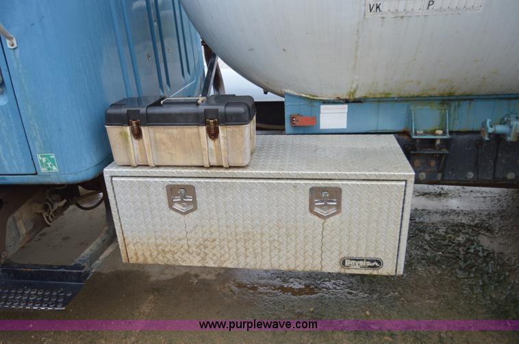 image for item AY9480 1995 International 4900 propane truck