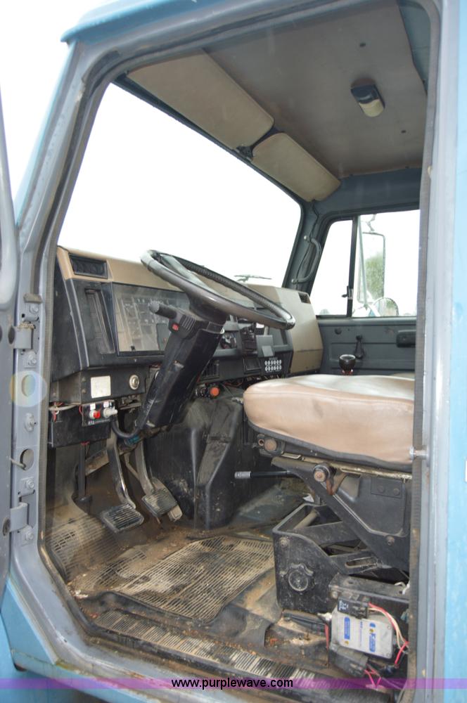 image for item AY9480 1995 International 4900 propane truck