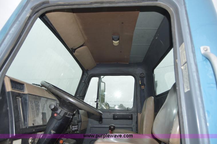 image for item AY9480 1995 International 4900 propane truck