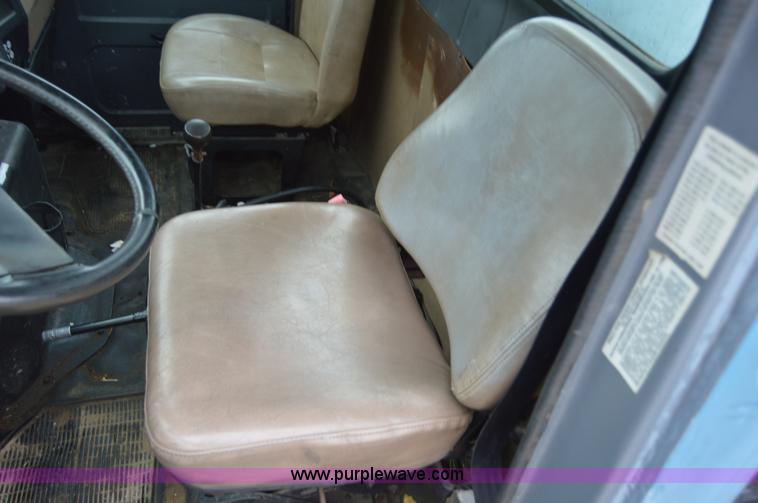 image for item AY9480 1995 International 4900 propane truck