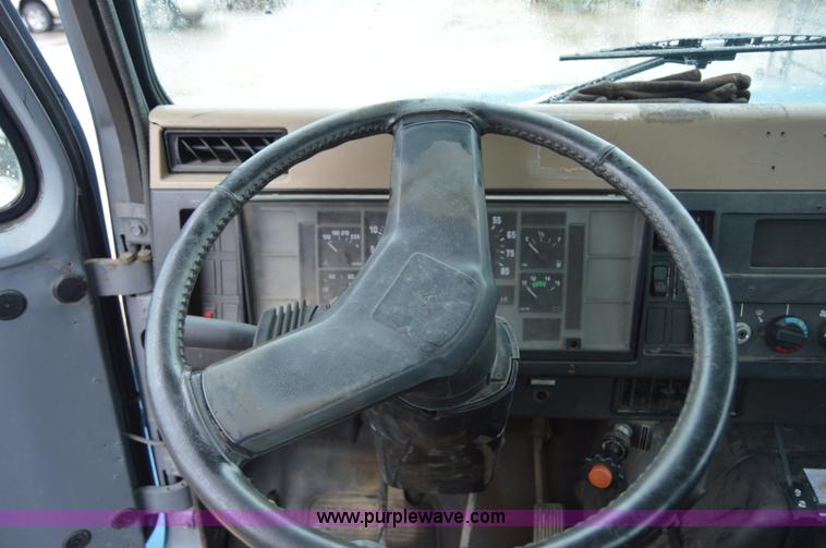 image for item AY9480 1995 International 4900 propane truck