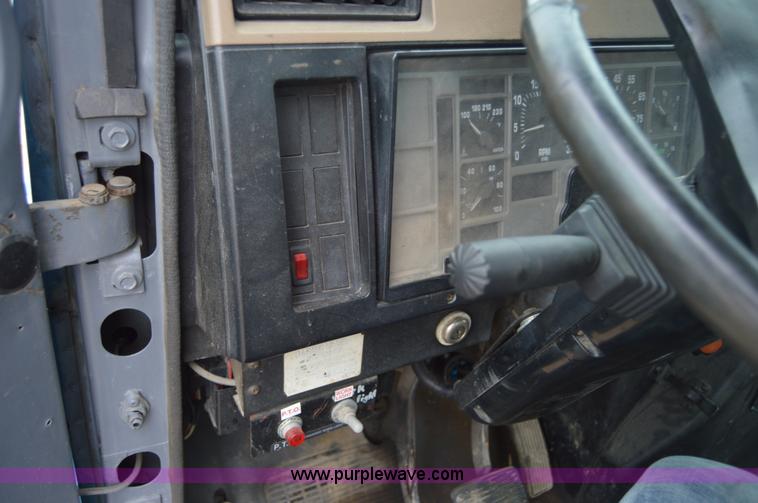 image for item AY9480 1995 International 4900 propane truck