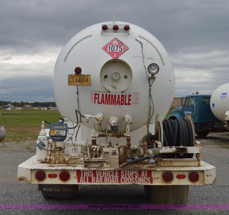 image for item AY9481 1992 International 4900 propane truck