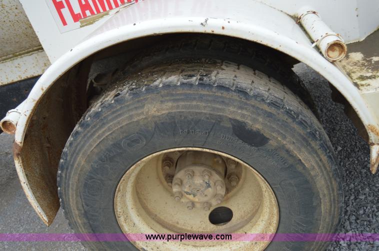 image for item AY9481 1992 International 4900 propane truck