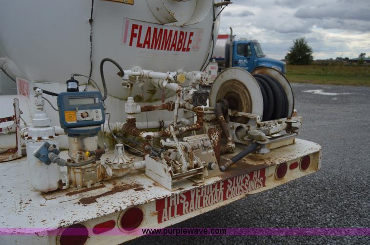 image for item AY9481 1992 International 4900 propane truck