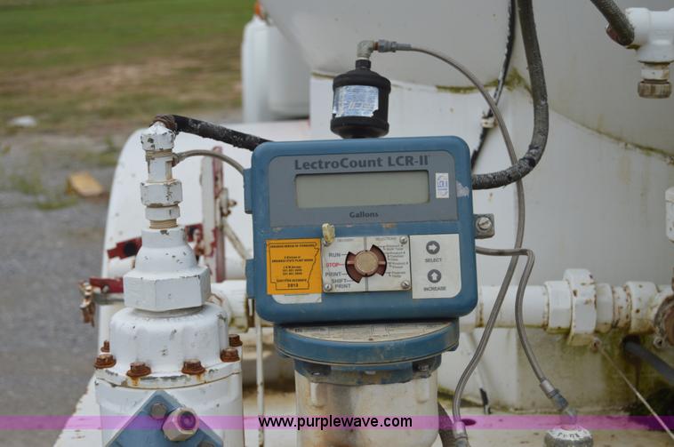 image for item AY9481 1992 International 4900 propane truck