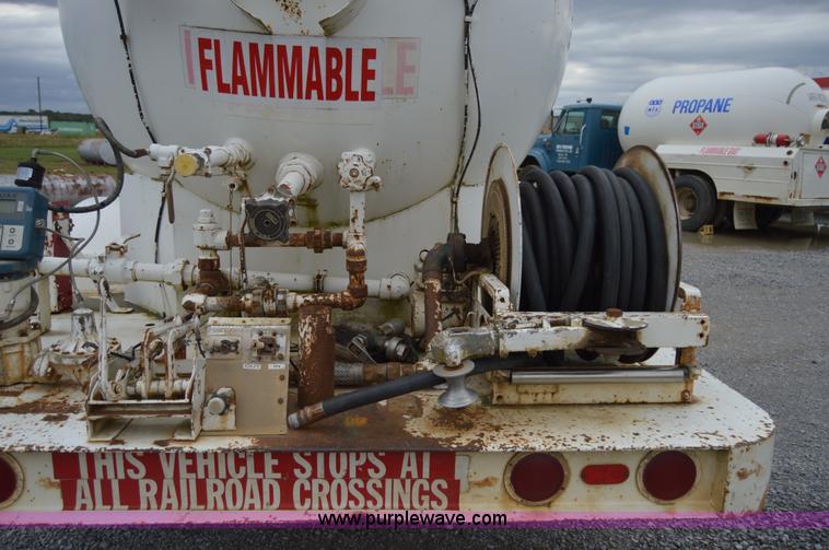 image for item AY9481 1992 International 4900 propane truck