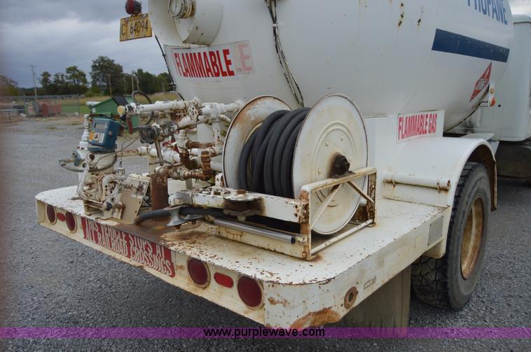 image for item AY9481 1992 International 4900 propane truck