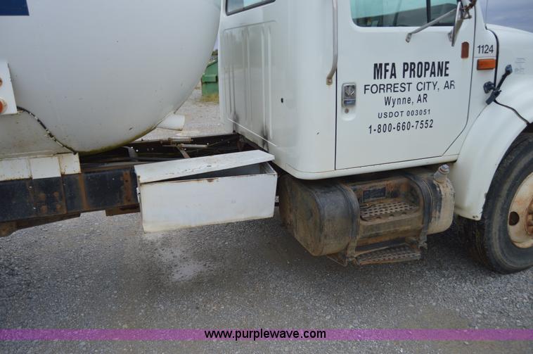 image for item AY9481 1992 International 4900 propane truck