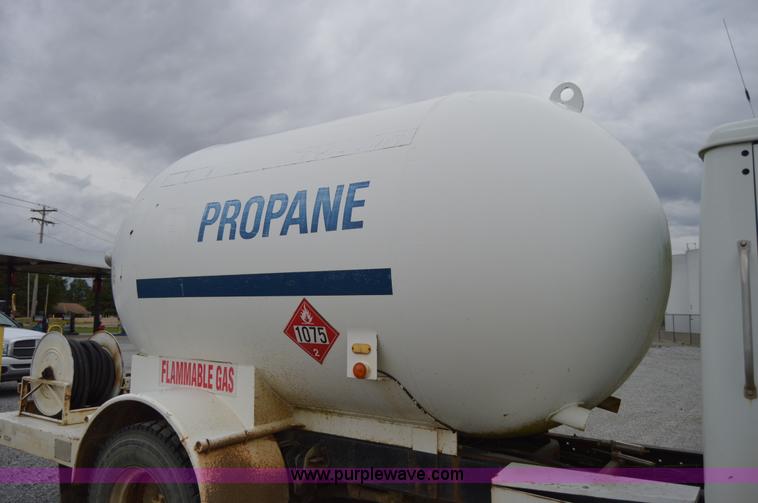 image for item AY9481 1992 International 4900 propane truck