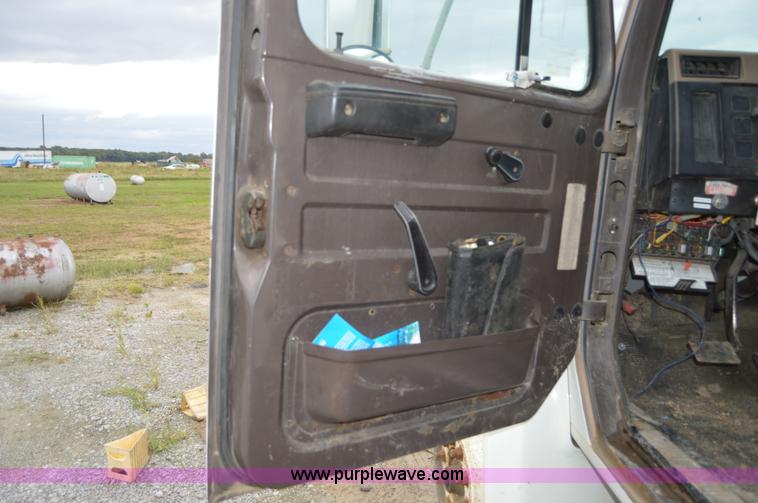 image for item AY9481 1992 International 4900 propane truck