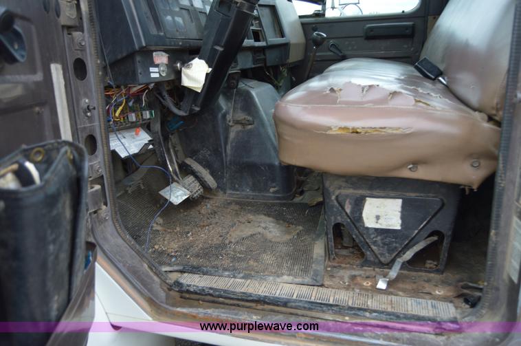 image for item AY9481 1992 International 4900 propane truck