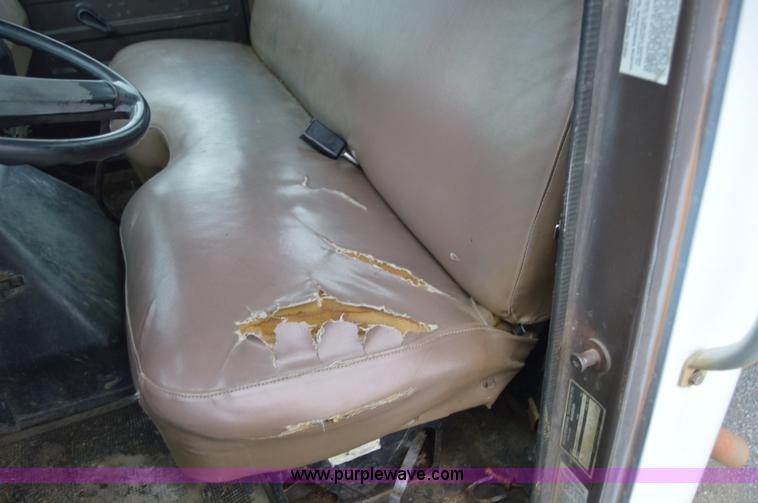 image for item AY9481 1992 International 4900 propane truck