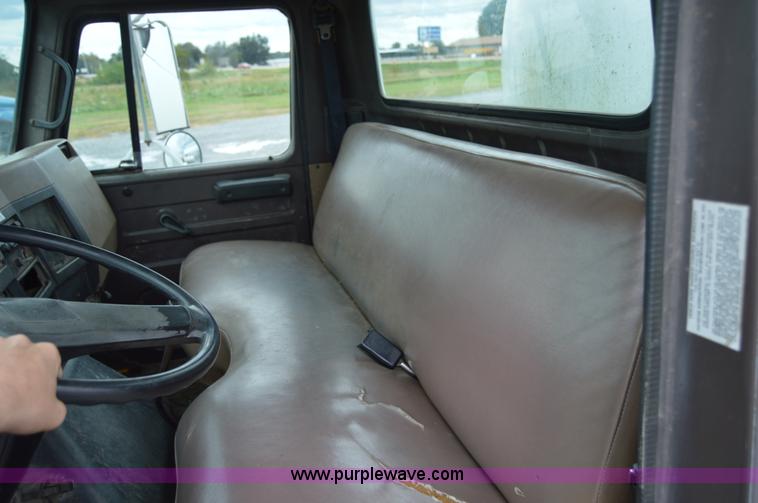 image for item AY9481 1992 International 4900 propane truck