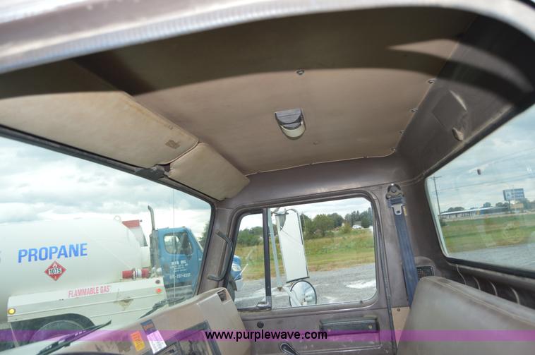 image for item AY9481 1992 International 4900 propane truck