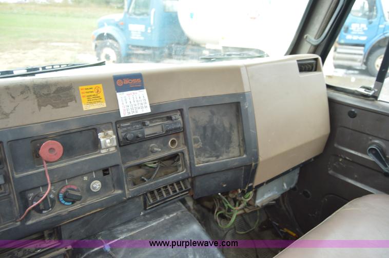 image for item AY9481 1992 International 4900 propane truck