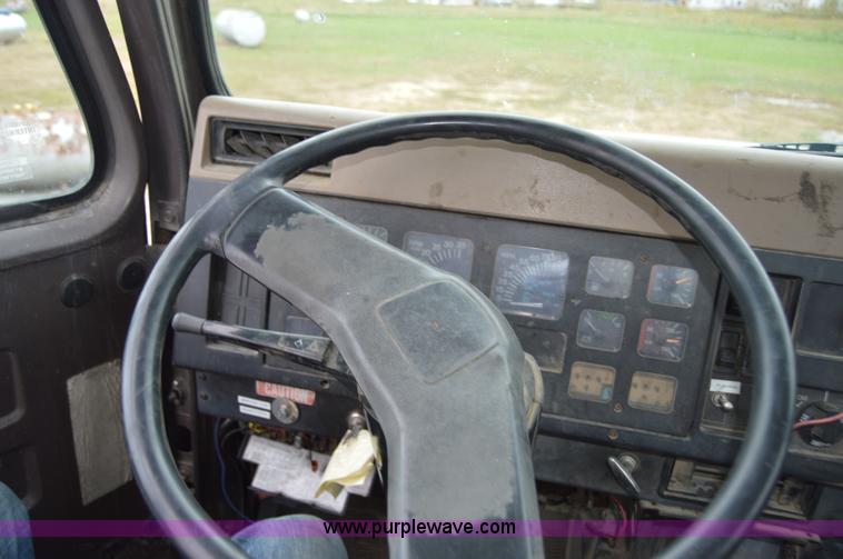 image for item AY9481 1992 International 4900 propane truck
