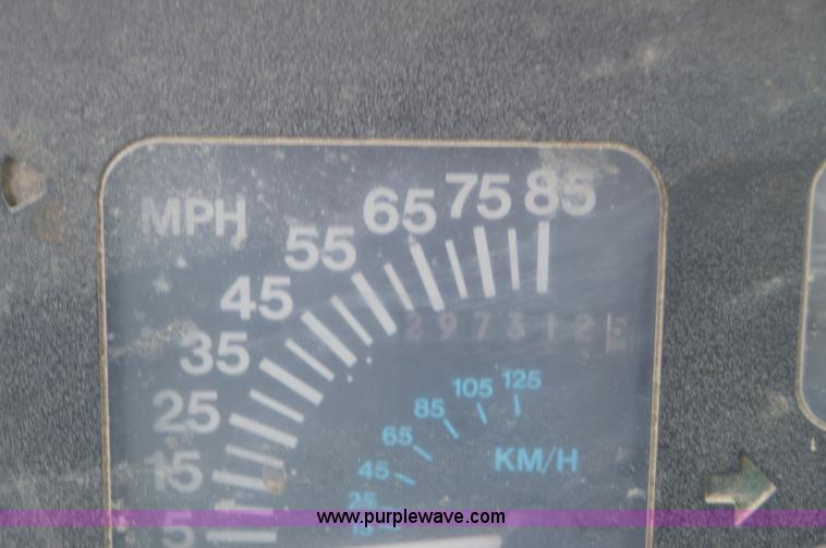 image for item AY9481 1992 International 4900 propane truck