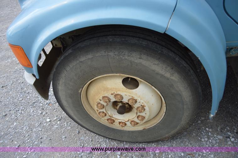 image for item AY9482 1990 International 4700 propane truck