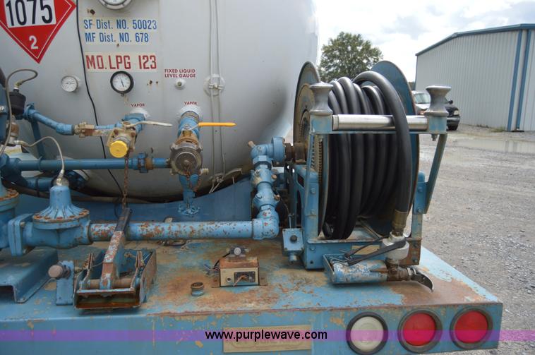 image for item AY9482 1990 International 4700 propane truck