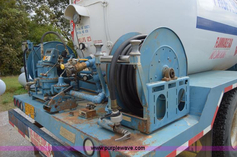 image for item AY9482 1990 International 4700 propane truck