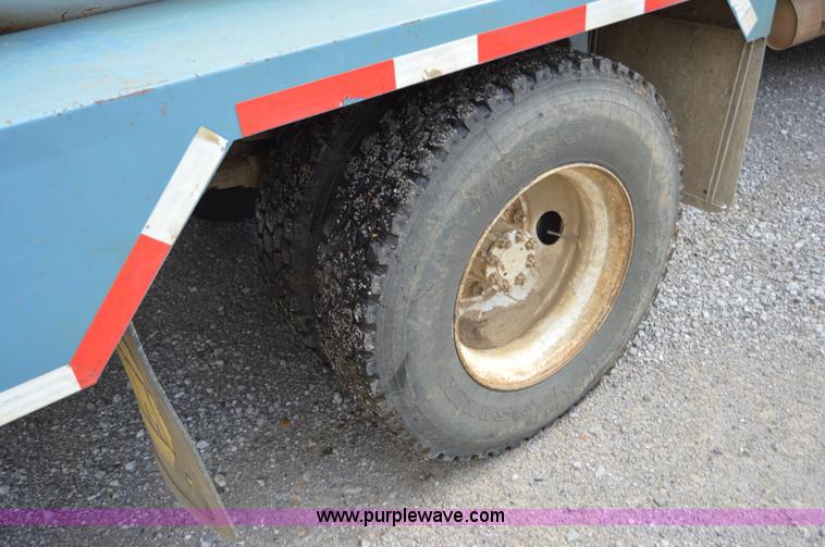 image for item AY9482 1990 International 4700 propane truck