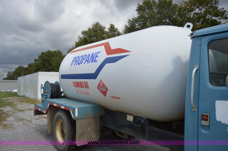 image for item AY9482 1990 International 4700 propane truck