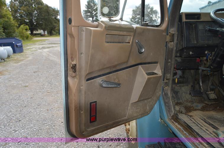 image for item AY9482 1990 International 4700 propane truck