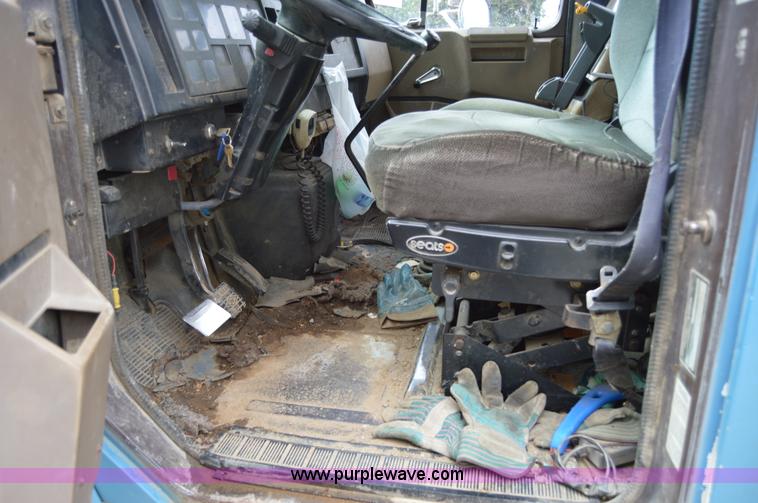 image for item AY9482 1990 International 4700 propane truck