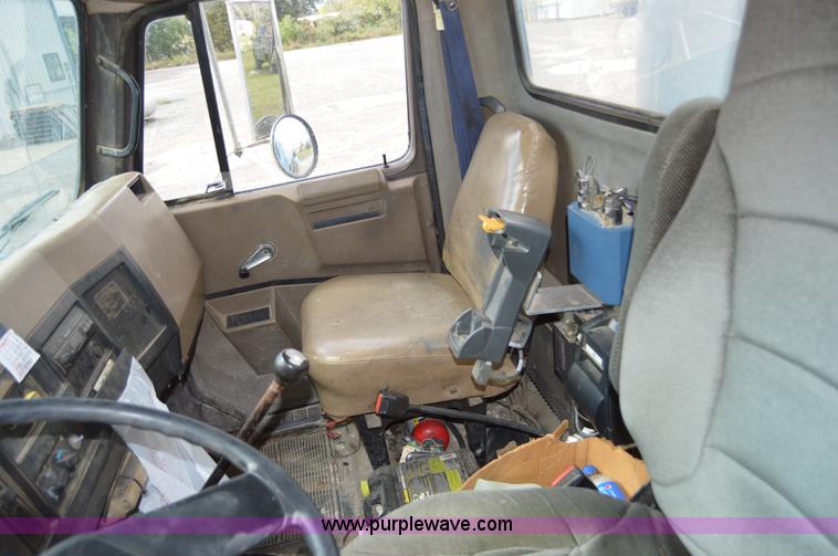 image for item AY9482 1990 International 4700 propane truck